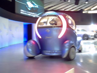 どこのメーカーかな?忘れましたが、かわいらしいタコ型自動車。